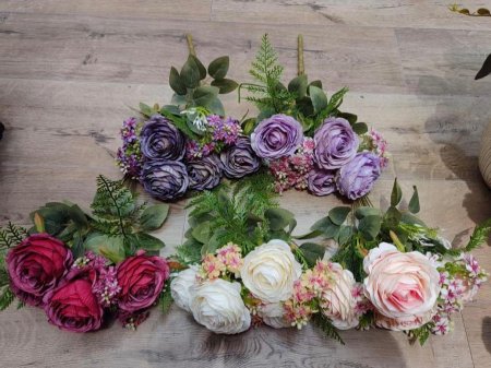 ورد اصطناعي لها عده الوان