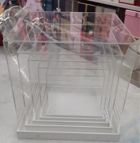 صندوق اكريلك خمس قطع قاعده خشب  الوان ابيض اسود ذهبي شفافة بتصميم أنيق، مناسبة لتغليف الهدايا وترتيبها بشكل راقي