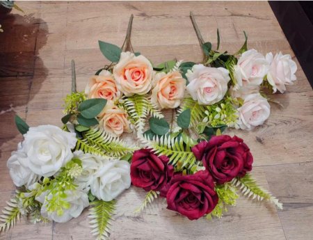 باقه ورد اصطناعي مع أوراق شجر اخضر