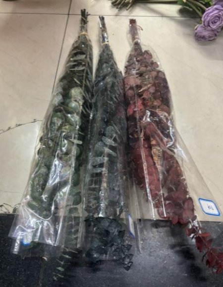 ورد صناعي بتصميم ناعم وألوان راقية، يعطي شكل طبيعي ولمسة أنيقة تدوم