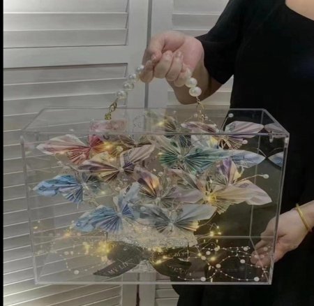 صندوق اكريلك ع شكل حقيبه مع مسكه يد من لؤلؤ