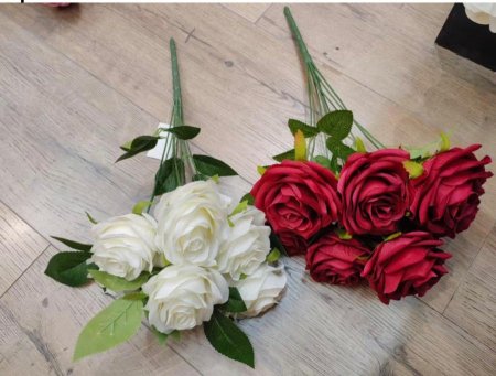 ياقه ورد اصطناعي مع اوراق شجر