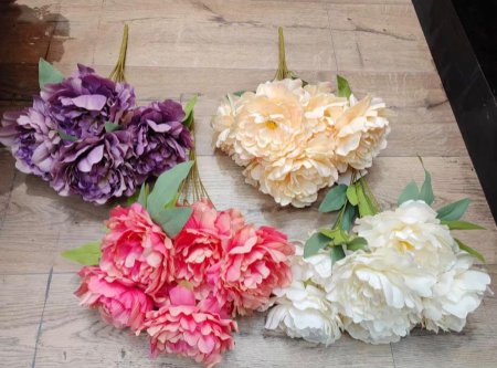 ورد اصطناعي لها عدة الوان