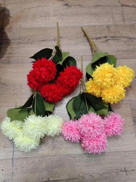 ورد اصطناعي كروي منفوش مع اوراق شجر