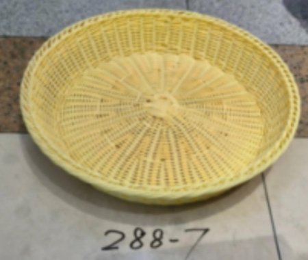 هنالك حجمين صواني منسوجة بتصميم أنيق وطابع طبيعي، مناسبة لترتيب الهدايا وتقديمها بشكل مرتب