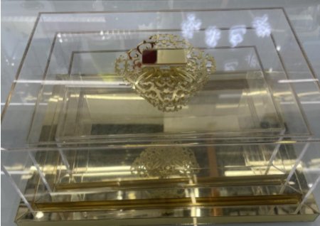 ثلاث قطع اكريلك مع قاعده ذهبيه