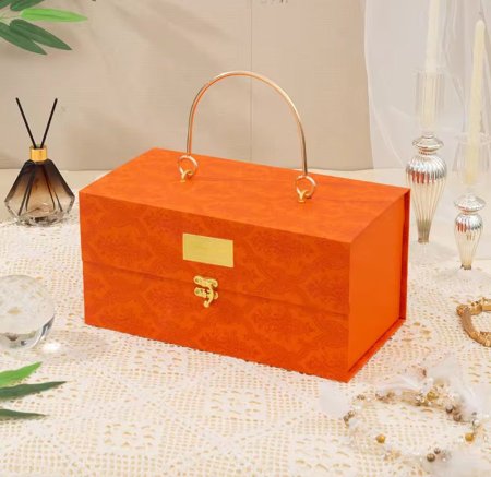 صندوق حقيبه كرتون بنقشة قوتشي يد ذهبيه