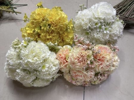 ورد صناعي بتصميم ناعم وألوان راقية، يعطي شكل طبيعي ولمسة أنيقة تدوم