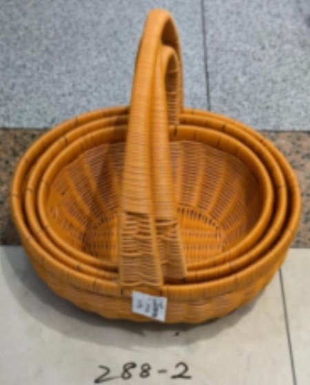 صواني منسوجة بتصميم أنيق وطابع طبيعي، مناسبة لترتيب الهدايا وتقديمها بشكل مرتب