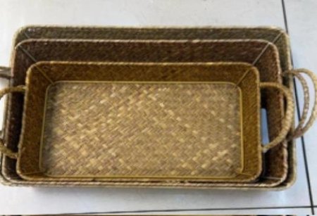 صواني منسوجة بتصميم أنيق وطابع طبيعي، مناسبة لترتيب الهدايا وتقديمها بشكل مرتب