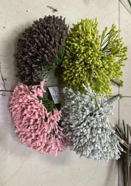 ورد صناعي بتصميم ناعم وألوان راقية، يعطي شكل طبيعي ولمسة أنيقة تدوم