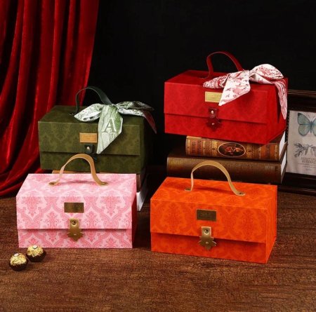 علب كرتون على شكل حقيبه