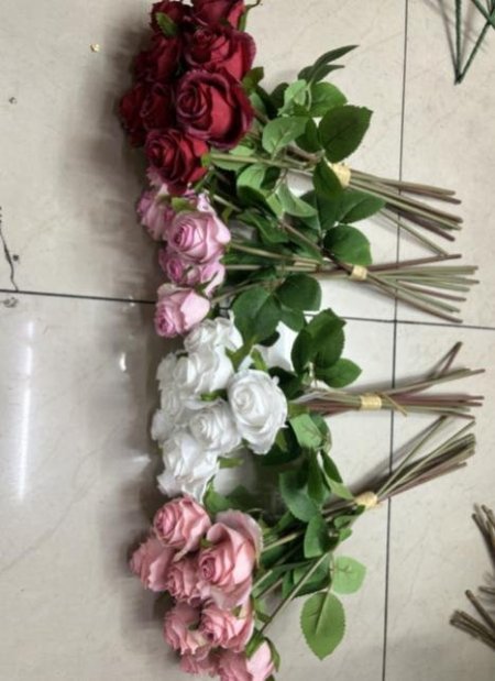 ورد صناعي بتصميم ناعم وألوان راقية، يعطي شكل طبيعي ولمسة أنيقة تدوم