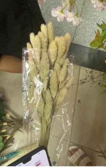 ورد صناعي بتصميم ناعم وألوان راقية، يعطي شكل طبيعي ولمسة أنيقة تدوم