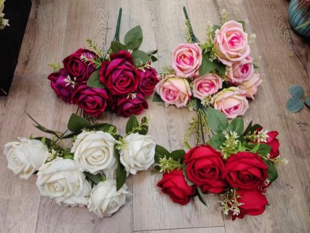 باقه ورد توليب مع اوراق شجر