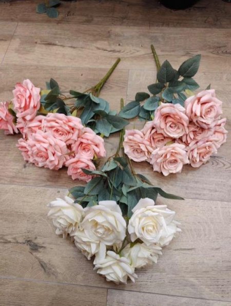 ورد اصطناعيه عدة الوان لون زهري وابيض